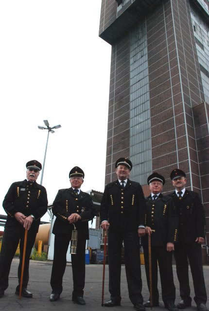 Miners in front of the winding tower !