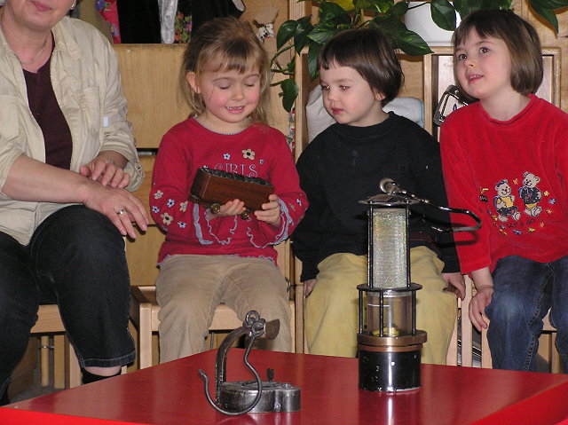 Die Kinder mit alten Grubenlampen !