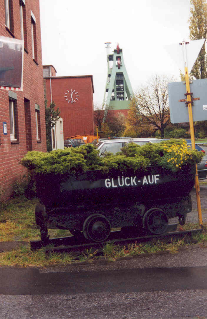 A mine car at the gate !