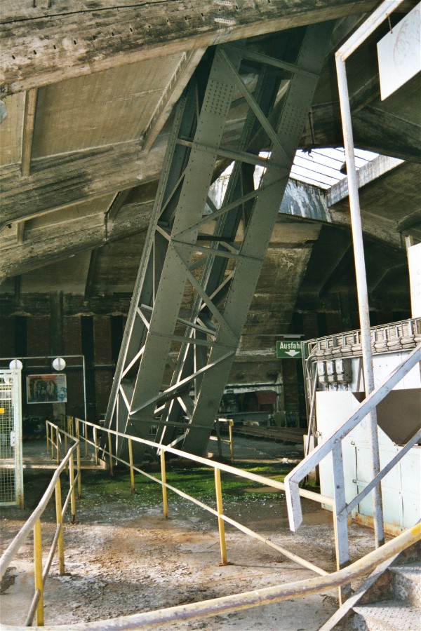 Crowd barriers and a pillar !