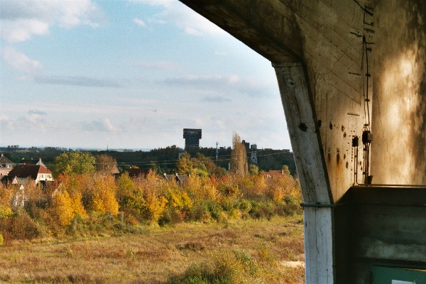 Bergwerk Ost durch die Gebudeffnung !