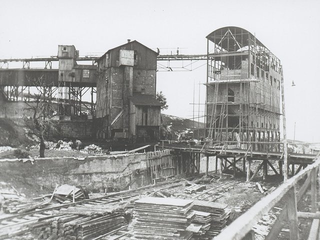 The construction of a bunker for the coal !