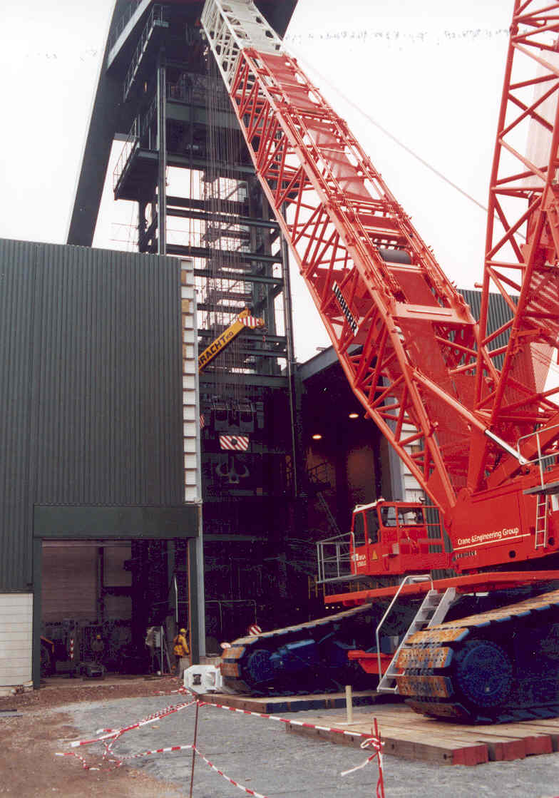 Der Kran lsst Rohr fr Rohr in den Schacht !