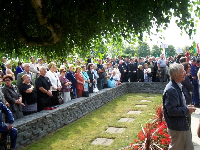 Lots of guests came to the commemoration ceremony !