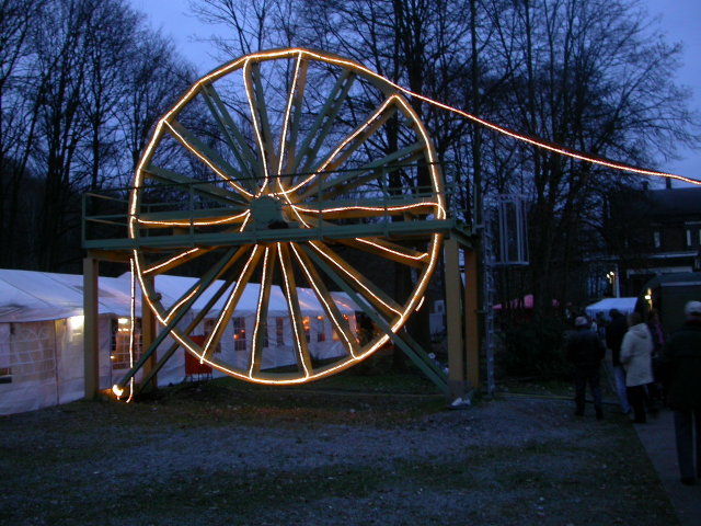 The winding tower's wheel at night !