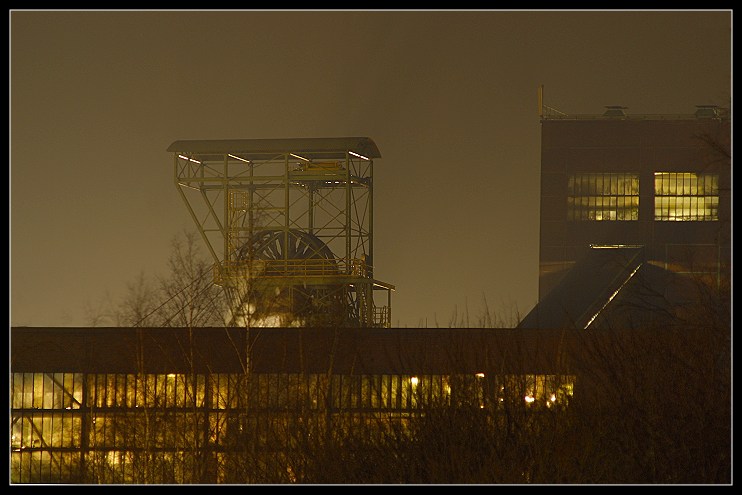 Ein Frderturm bei Nacht !