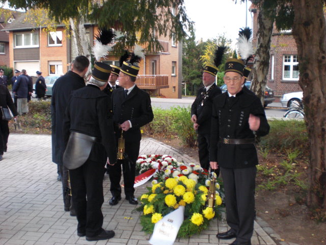 Miners with the wreaths !