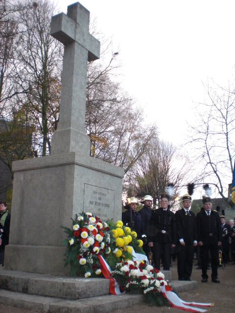 The cross with some members of the fire brigade !