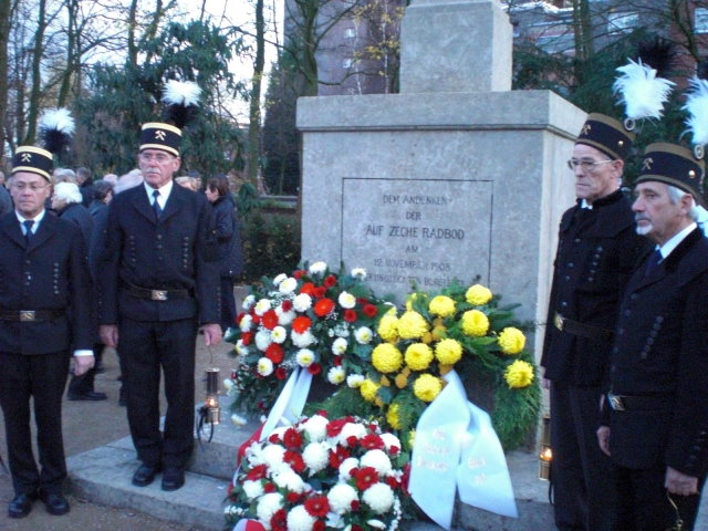 Miners next to the cross of the memorial site !