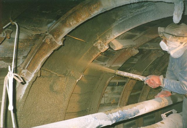 Eine Strecke wird mit Beton ausgespritzt !