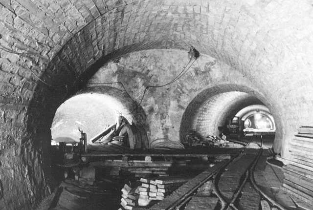 A fork of a roadway underground !